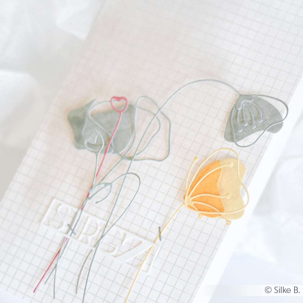 Eine Karte mit zarten, abstrakten grauen und gelben Blumenmustern auf einem gerasterten Hintergrund, gestaltet mit den Artistblume 02 Stanzformen von Alexandra Renke für präzise und elegante Details.