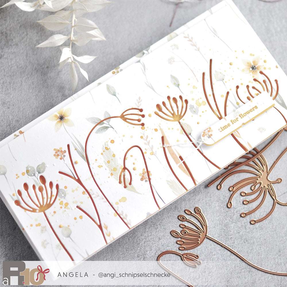 Eine Blumenkarte von Alexandra Renke mit zarten, abstrakten Künstlerblumen und dem Text "Zeit für Blumen" auf einer grauen Oberfläche - ideal, um Ihre Liebe zu einzigartigen Motiven und kreativer Motivstanze zu zeigen.