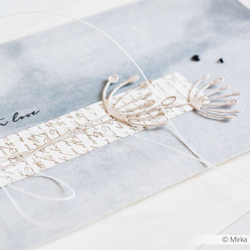 Handgefertigte Karte von Alexandra Renke mit einem Pusteblumenmotiv, hergestellt auf 200g Designpapieren und Motivstanze Artistblumen, mit kursivem "love" auf zartgrauem Hintergrund.