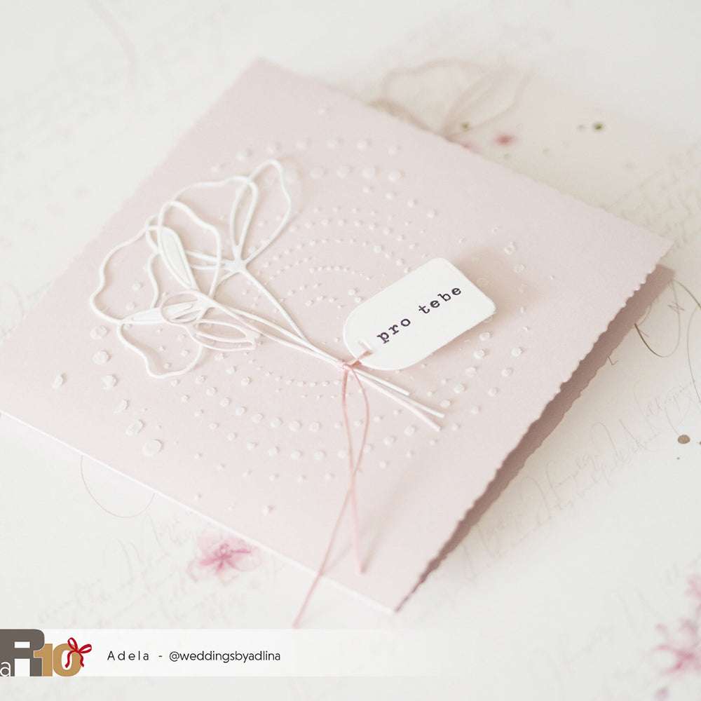 Quadratische, zartrosa Karte von Alexandra Renke mit geprägten Punkten, weißem Blumenmotiv aus dem Artistblumen Set (Motivstanze) und einem "pro tebe" Anhänger.