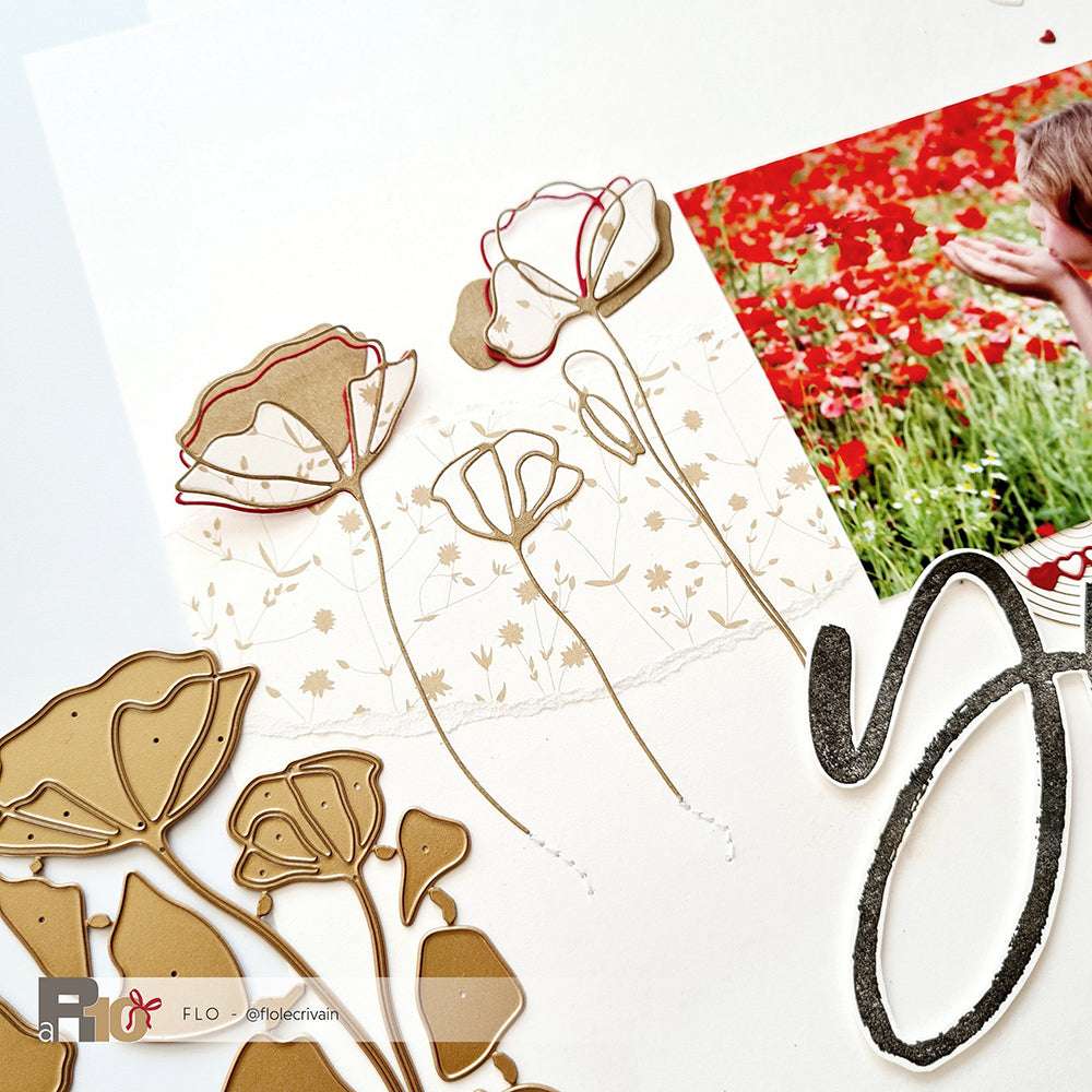 Eine Scrapbook-Seite mit Mohnblumenausschnitten, die mit dem Alexandra Renke Motivstanze Artistblumen Dies Set gemacht wurden, neben einem Foto einer Person in einem Feld aus rotem Mohn.