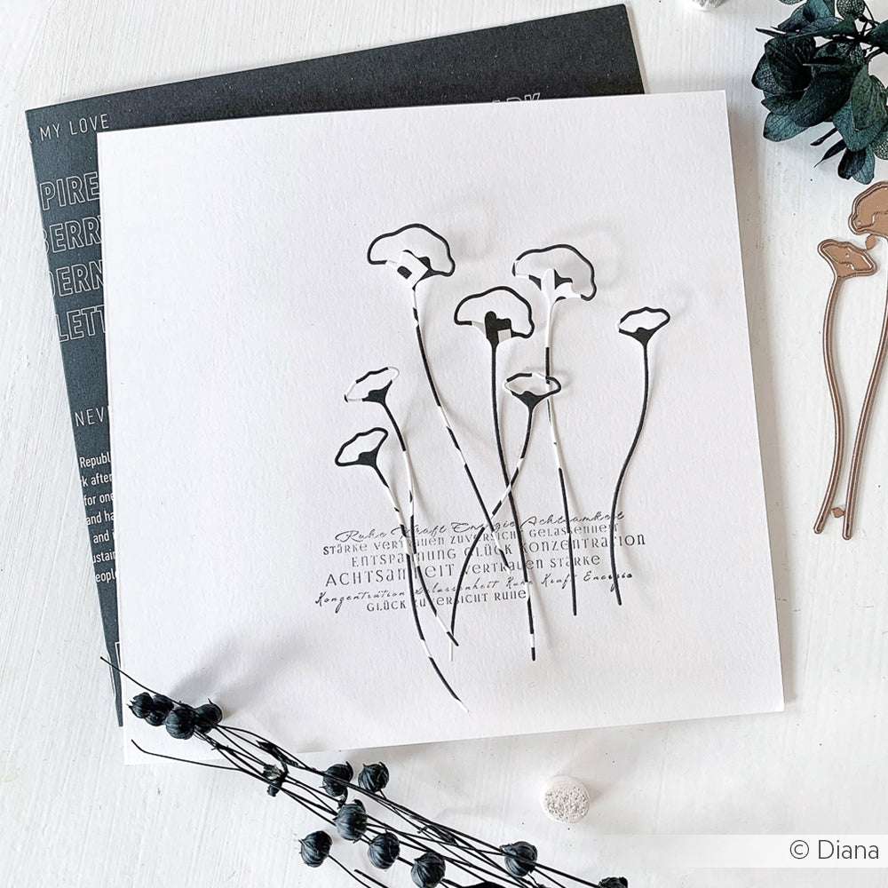 Weiße Karte mit schwarzen Blumenskizzen, geschriebenem Text und dunklen Akzenten auf weißem Hintergrund - ideal für die Verwendung mit Alexandra Renke Artistblumen Stanzformen oder Stanzsystemen, um einzigartige und kreative Projekte zu gestalten.