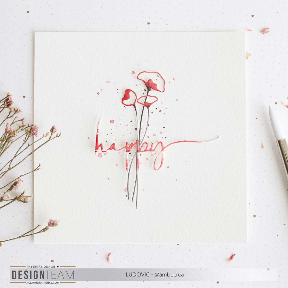Minimalistische Blumenkunst mit roten Mohnblumen und handgeschriebenem "happy" sowie getrockneten Blumen auf Weiß, gefertigt mit dem Artistblumen Set von Alexandra Renke und feiner Motivstanze für zarte Details.