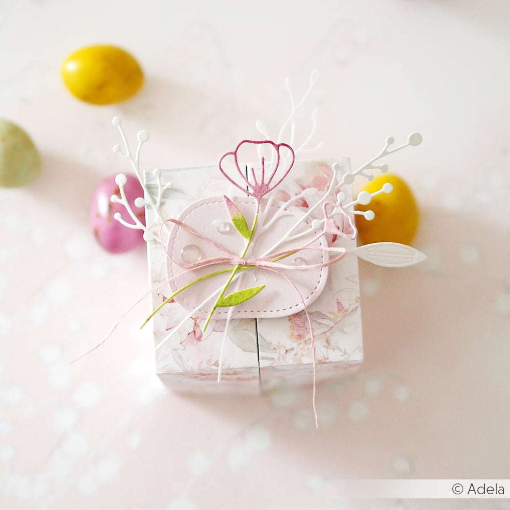 Floral verzierte Geschenkbox mit pastellfarbenen Eiern auf hellrosa Hintergrund, hergestellt mit Alexandra Renke Designpapieren und mit dem Motivstanze Knospen Set verziert.