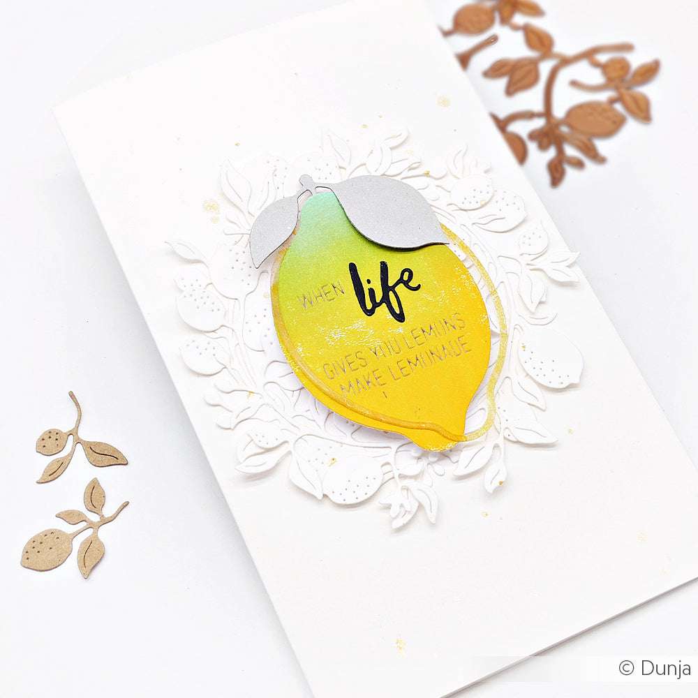 Grußkarte von Alexandra Renke mit einer gelben Zitronen-Illustration und dem Spruch "Wenn das Leben dir Zitronen gibt, mach Limonade" - perfekt für die Kombination mit Dies oder Designpapieren wie der Motivstanze Zitronenkranz für eine kreative Note.