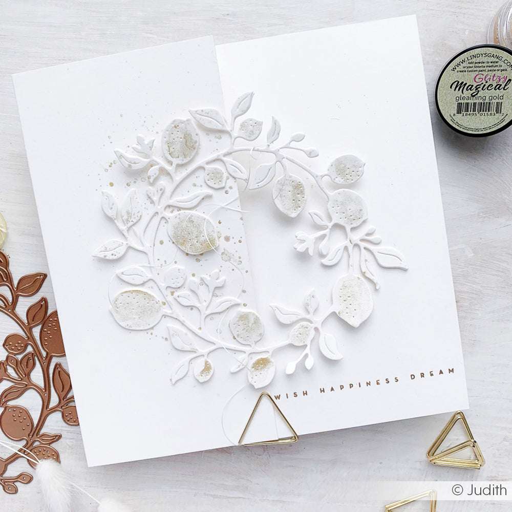 Eine weiße Karte von Alexandra Renke mit einem zarten, geprägten Blumenkranz aus der Stanze Motivstanze Zitronenkranz und dem Schriftzug WISH HAPPINESS DREAM in der rechten unteren Ecke.