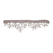 Ein Metall-Wandbild von Alexandra Renke, das einen Zweig mit Blättern und Beeren zeigt, inspiriert von der raffinierten Motivstanze Oliven, die in hochwertigen Designpapieren zu sehen ist.