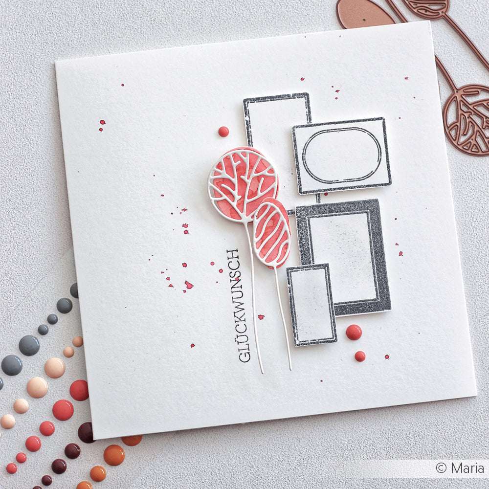 Minimalistische Grußkarte von Alexandra Renke mit geometrischen Formen, einem abstrakten roten Baum und dem Text GLÜCKWUNSCH auf Deutsch. Hergestellt mit der Motivstanze aus dem Artist Baum Set für eine einzigartige, künstlerische Note.
