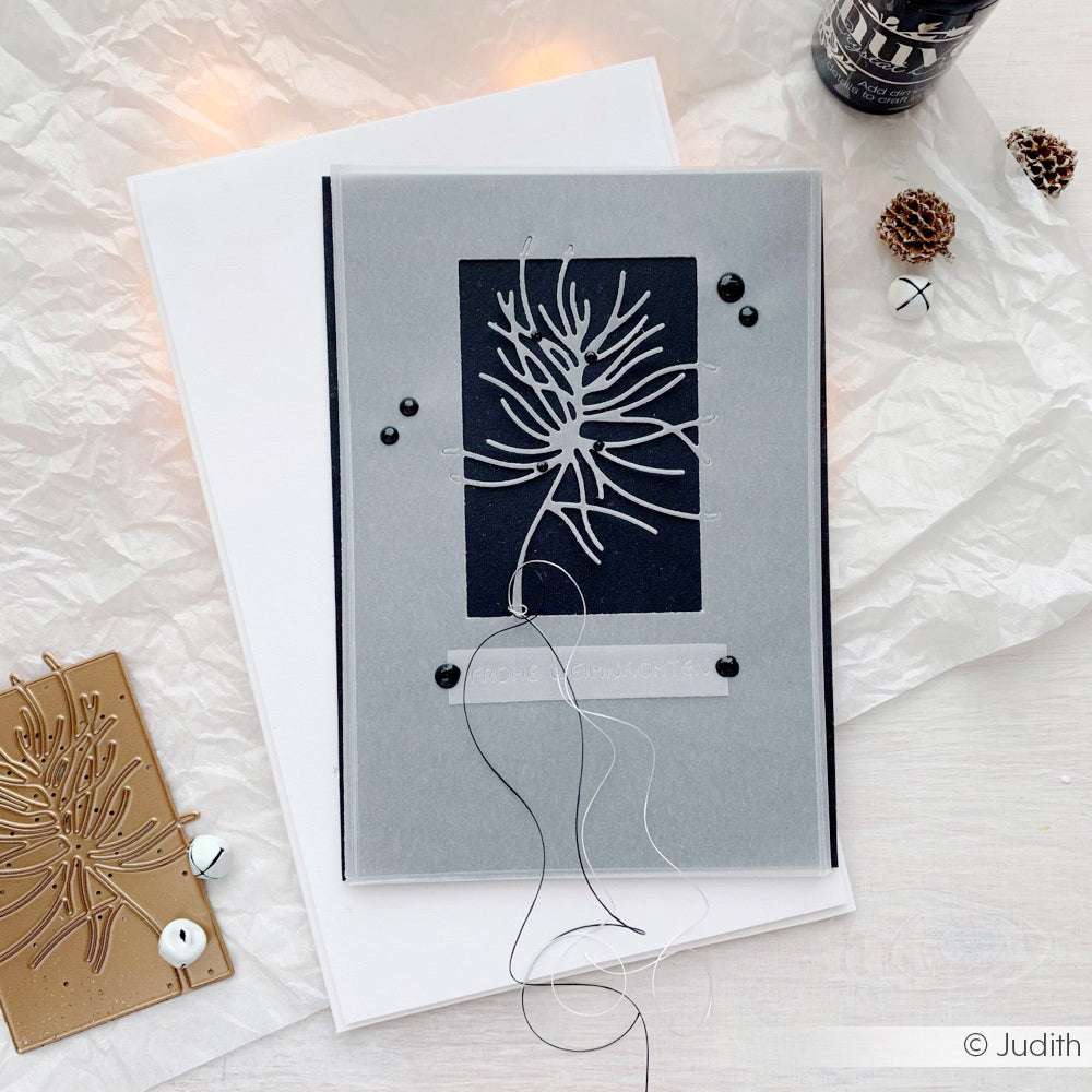 Grußkarte von Alexandra Renke mit zartem, abstraktem Blumenmuster, schwarzem und weißem Garn, kleinen Zierperlen und eleganten, gestanzten Akzenten, die mit Motivstanze Nadelzweig für komplizierte Details gefertigt wurden.