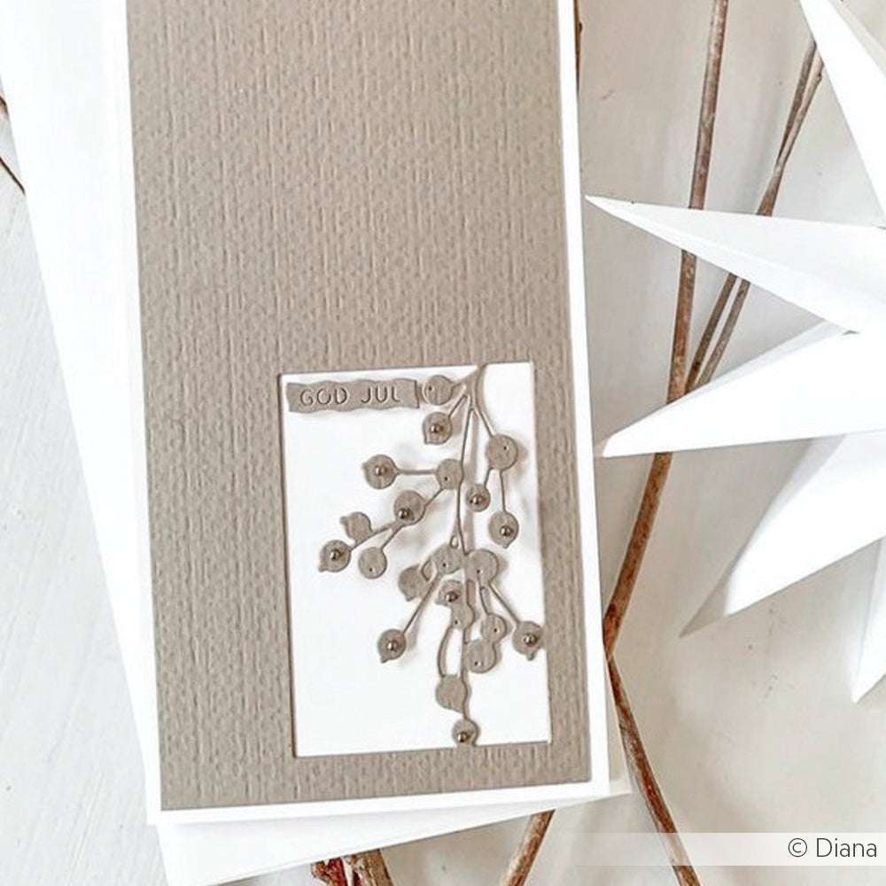 Eine minimalistische Weihnachtskarte von Alexandra Renke mit Motivstanze Beerenzweig und "God Jul" auf strukturierten beigen Designpapieren.