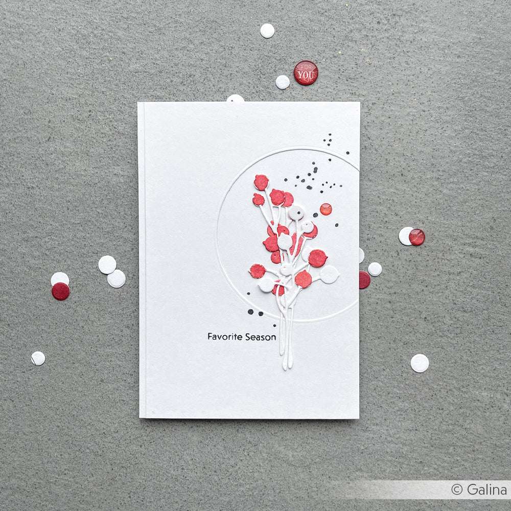 Minimalistische Karte von Alexandra Renke mit rotem und weißem Blumenmuster und dem Text "Lieblingsjahreszeit", hergestellt mit der Motivstanze Beerenzweig. Abgebildet auf einer grauen Oberfläche mit Konfetti.