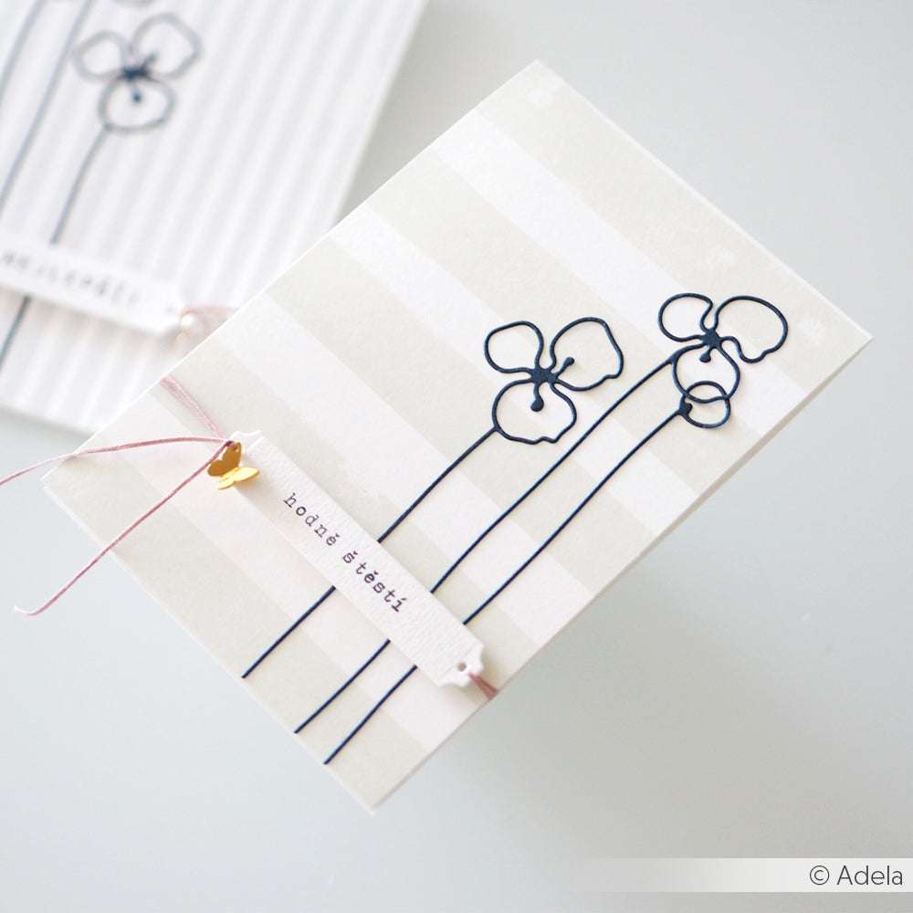 Eine minimalistische Karte von Alexandra Renke mit dem Blumen Set Motivstanze: drei umrissene Blumen, ein gestreifter Hintergrund und ein kleines "hodně štěstí"-Tag.