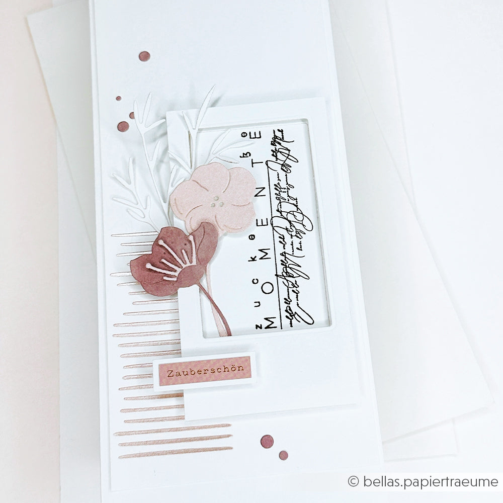 Handgemachte weiße Grußkarte von Alexandra Renke mit rosa Blumen, abstrakten Motiven aus hochwertigem Designpapier, deutschem Text "Zauberschön" und Akzenten aus dem Motivstanze Quittenblüten Set.