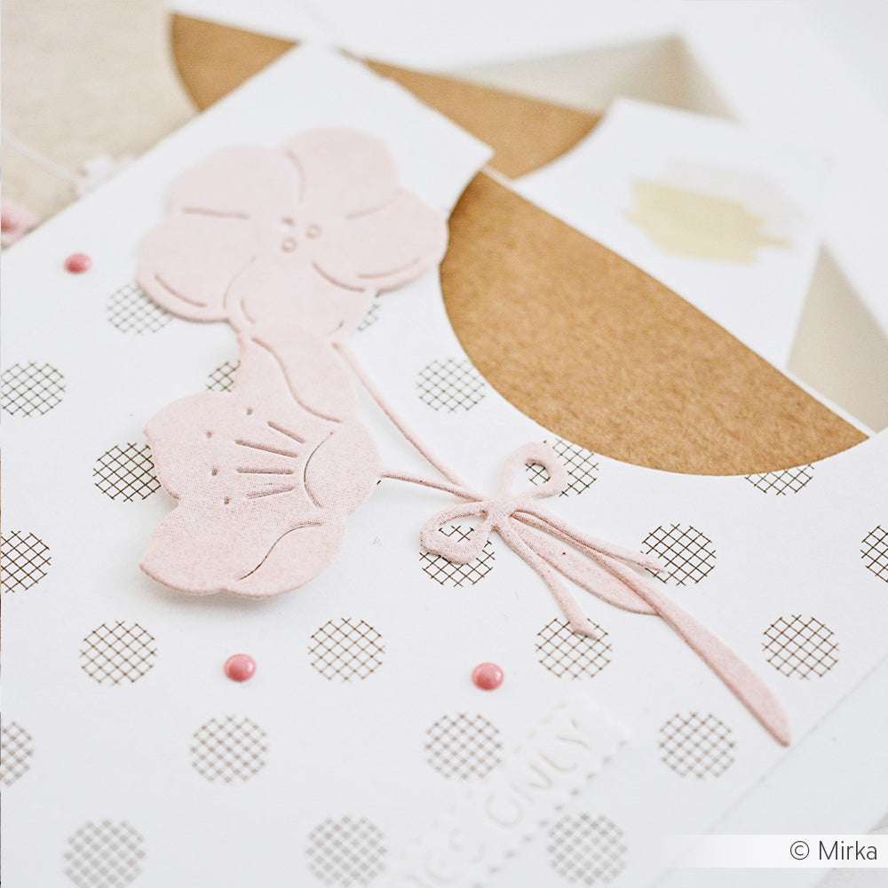 Eine handgefertigte Karte aus Alexandra Renke Designpapier mit einer rosa Blume aus der Motivstanze Quittenblüten, gepunkteten Akzenten und einem braunen Hintergrund für den Umschlag.