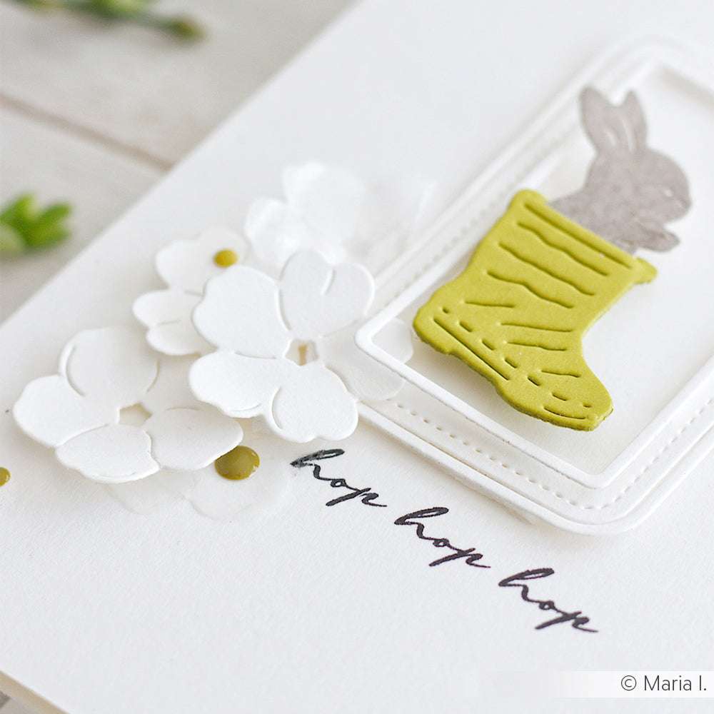 Eine handgefertigte Karte von Alexandra Renke mit einem Hasen in einem grünen Strumpf, weißen Blumen aus Motivstanze Erdbeerblüten und dem Schriftzug "hop hop hop" - ideal für Fans von Stanzen für Designpapiere.