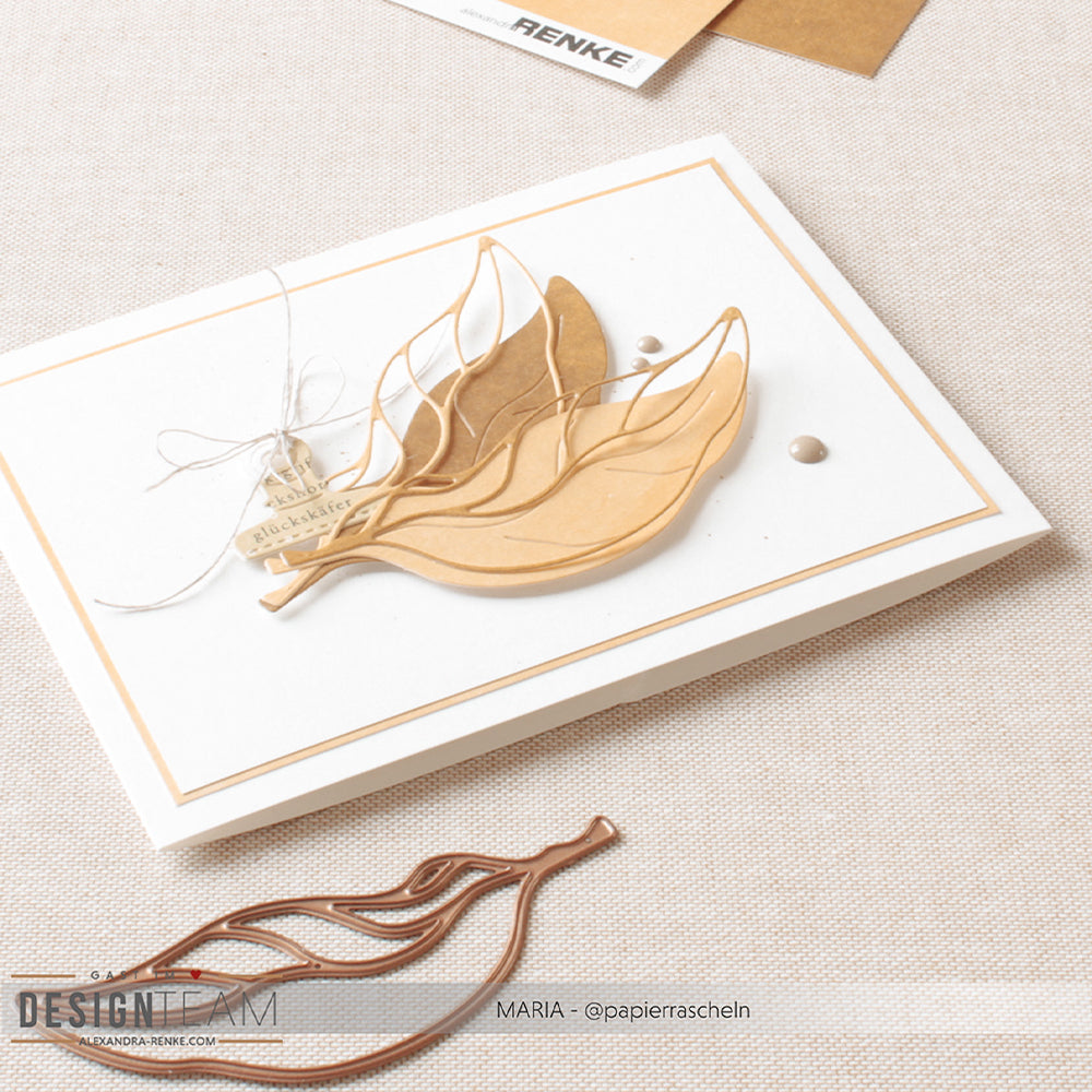 Handgefertigte Grußkarte mit ausgestanzten Papierblättern aus einer Stanze mit Birnenblatt-Motiv und einem kleinen Anhänger.