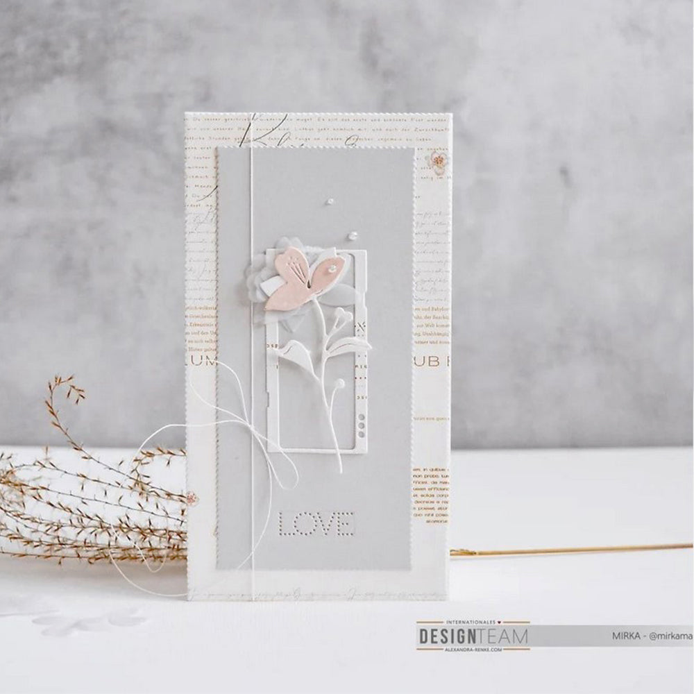 Minimalistische, handgefertigte Karte mit zarten weißen und rosafarbenen Blumen, dem Text LOVE und einem neutralen Hintergrund - hergestellt mit Alexandra Renke Dies für Papierbasteln und Motivstanze Steck-Apfelblüte für ein elegantes Finish.
