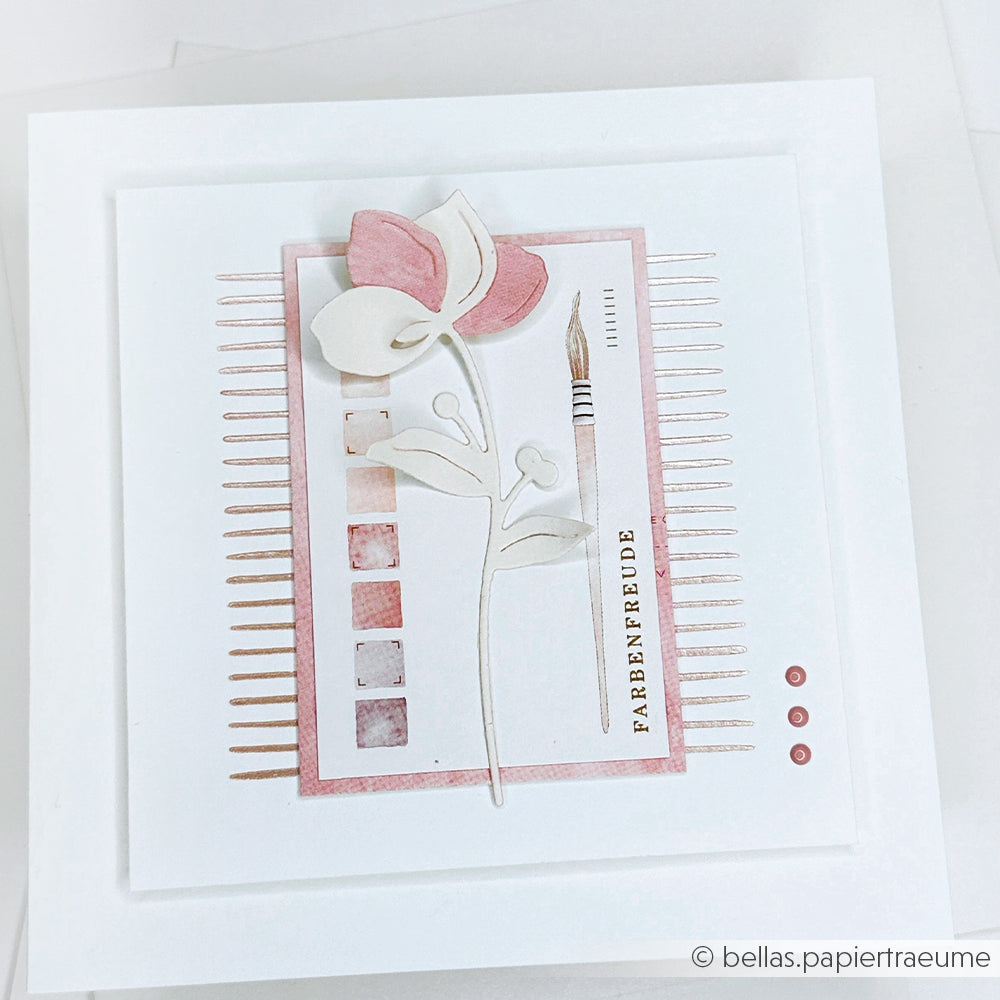 Handgefertigte Karte mit einer rosa Blume, gestaltet mit Alexandra Renke Motivstanze Steck-Apfelblüte, Pinsel, Farbmuster und "FARBENFREUDE" auf weißem Designpapier 200g.