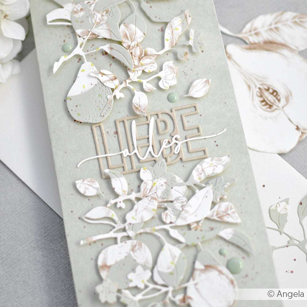 Handgefertigte Karte mit geschichteten Blumen- und Birnenausschnitten, hergestellt mit Alexandra Renke Apfelzweig Duo Stanzformen und Stanzsystemen in zartem Grün, mit "Liebe" in Schrift.