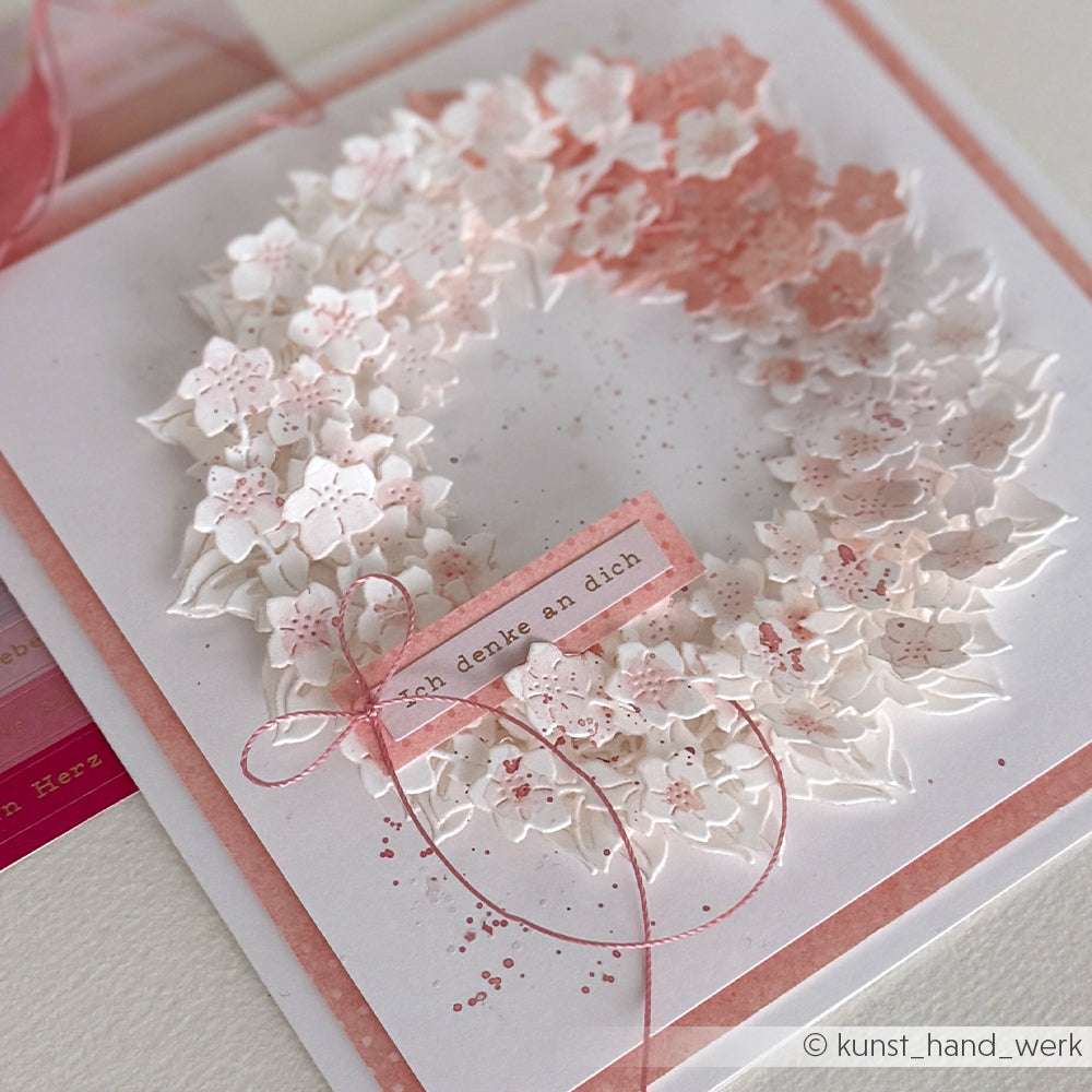 Handgefertigte Karte mit einem rosa-weißen Blumenkranz, hergestellt mit der Alexandra Renke Birnenzweig Duo Motivstanze, mit einem deutschen Anhänger mit der Aufschrift "Ich denke an dich.