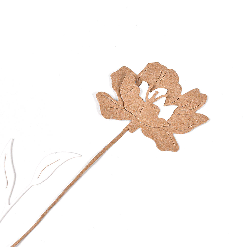 Eine Schichtblume 2 aus braunem Papier mit einem langen Stiel und zwei Blättern, hergestellt mit Stanzsystemen von Alexandra Renke, auf einem weißen Hintergrund.