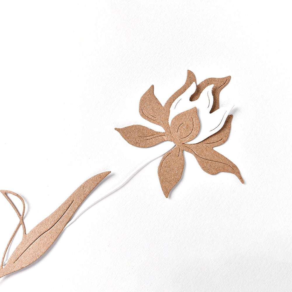 Eine braune Papierblume mit weißen Segmenten, hergestellt mit den Alexandra Renke Motivstanze Schichtblume 4 und Dies aus Stahl Stanzsystemen, auf weißem Hintergrund.