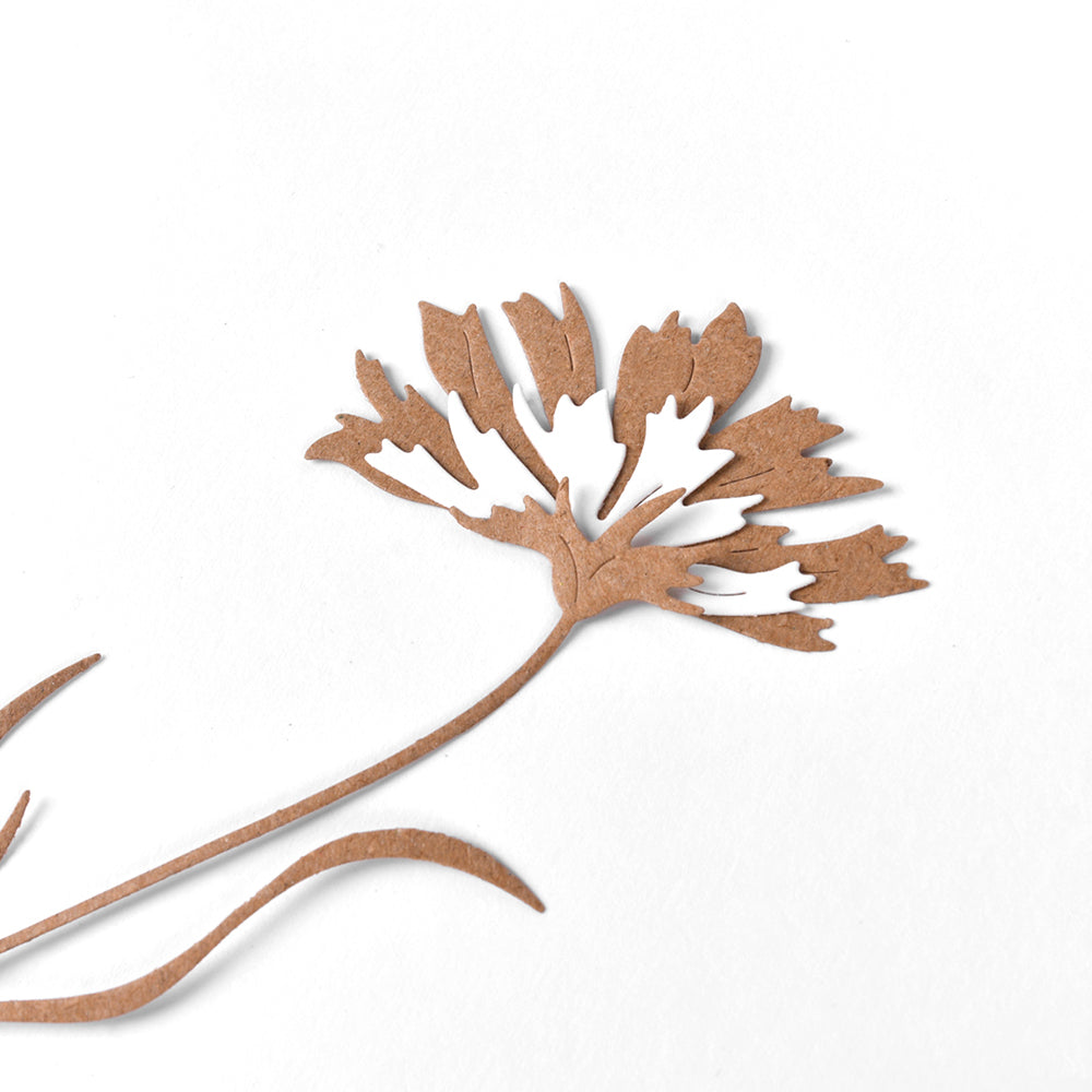 Ein zarter brauner Papierausschnitt einer gezackten Blüte, gefertigt mit der Alexandra Renke Motivstanze Schichtblume 5, vor einem weißen Hintergrund.