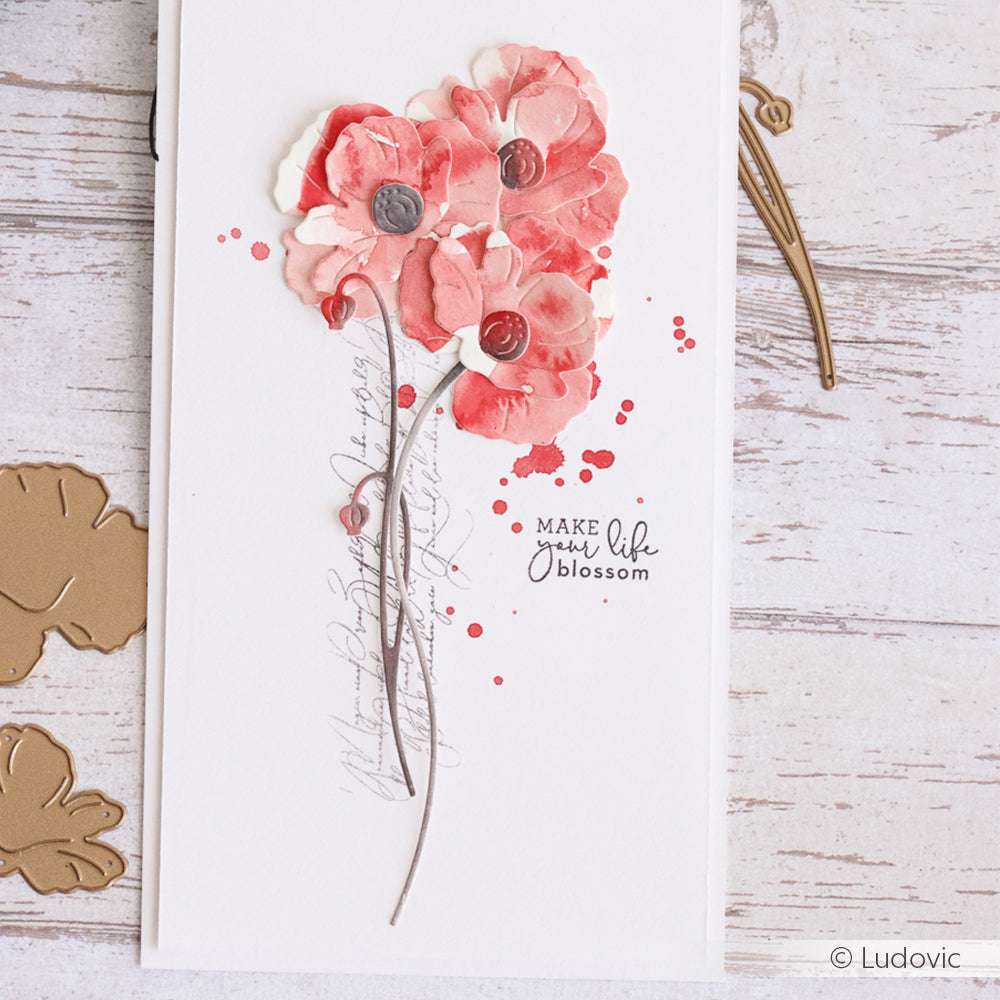 Handgefertigte Karte von Alexandra Renke mit drei rosafarbenen Mohnblumen, der Botschaft "Make your life blossom" und einer dekorativen Schrift, hergestellt mit der Motivstanze Schichtblume 6 Stanzsysteme für eine detaillierte Gestaltung.