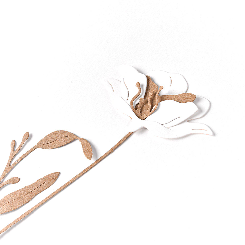 Minimalistischer Papierausschnitt einer weiß-goldenen Blume mit Blättern auf weißem Hintergrund, hergestellt mit Alexandra Renke Designpapieren und der Motivstanze Schichtblume 7 für präzise Details.