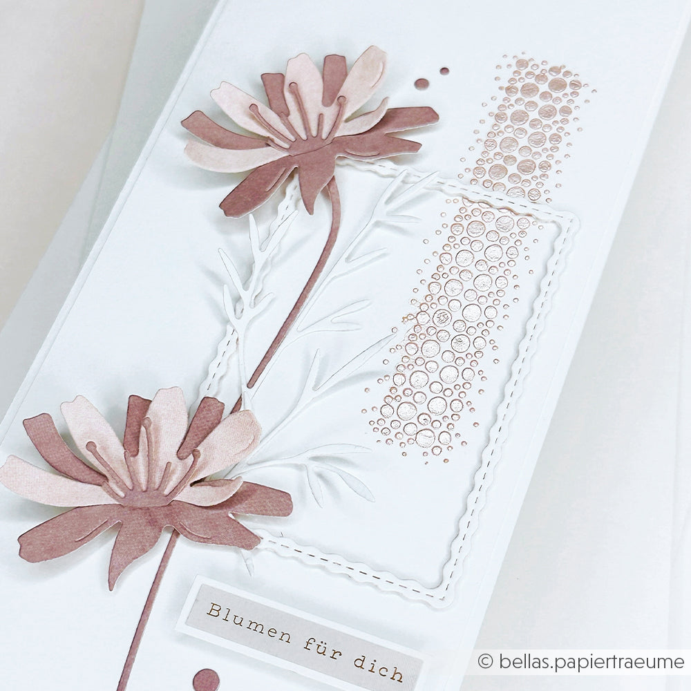 Handgefertigte Karte mit zwei rosafarbenen Papierblumen, hergestellt mit Alexandra Renke Motivstanze Schichtblume 8 und Designpapier Stanzen, geprägten Punkten und dem Text "Blumen für dich" auf weißem Hintergrund.