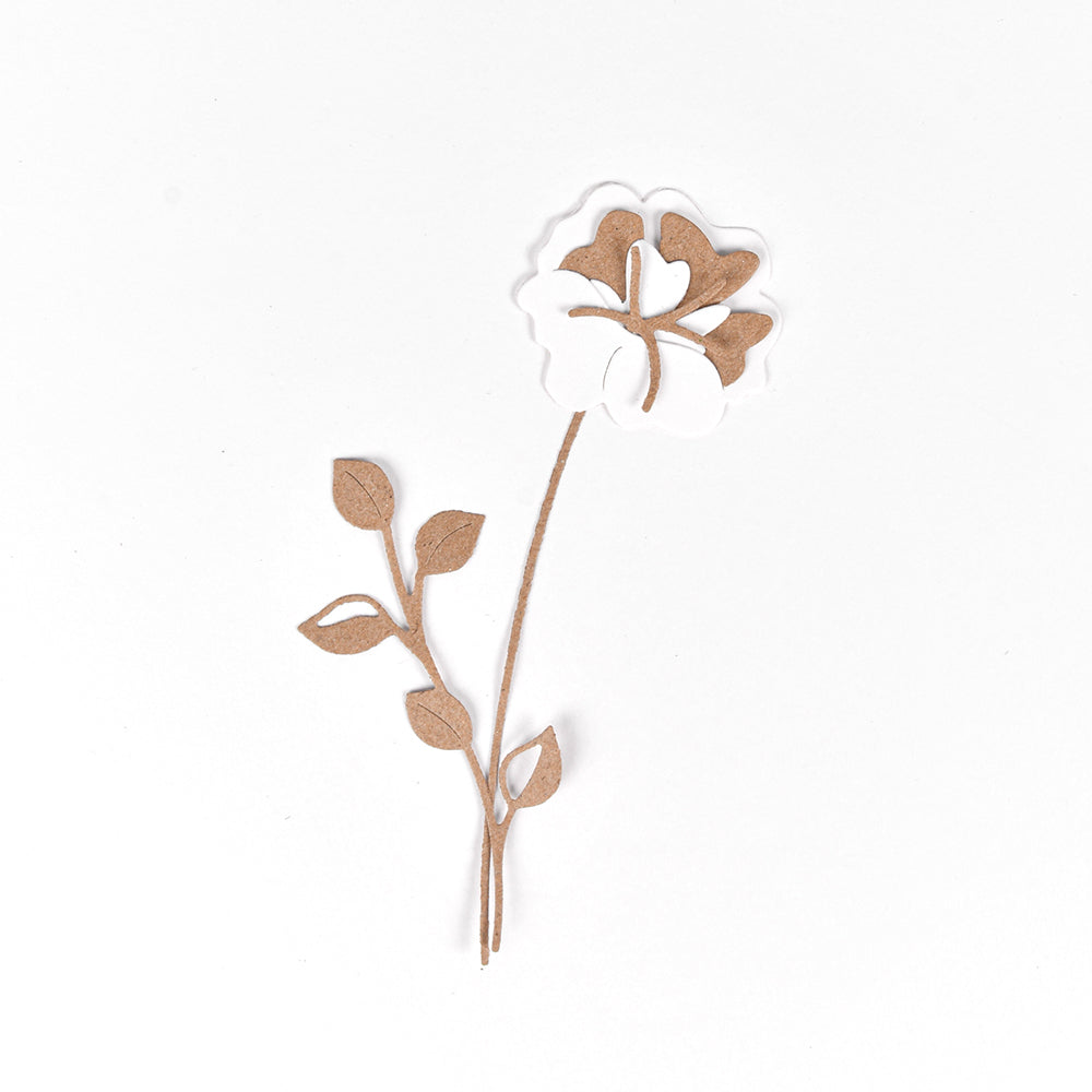 Einfache braune Papierblume mit Blättern auf weißem Hintergrund, hergestellt mit den Stanzformen Schichtblume 9 Motivstanze von Alexandra Renke.