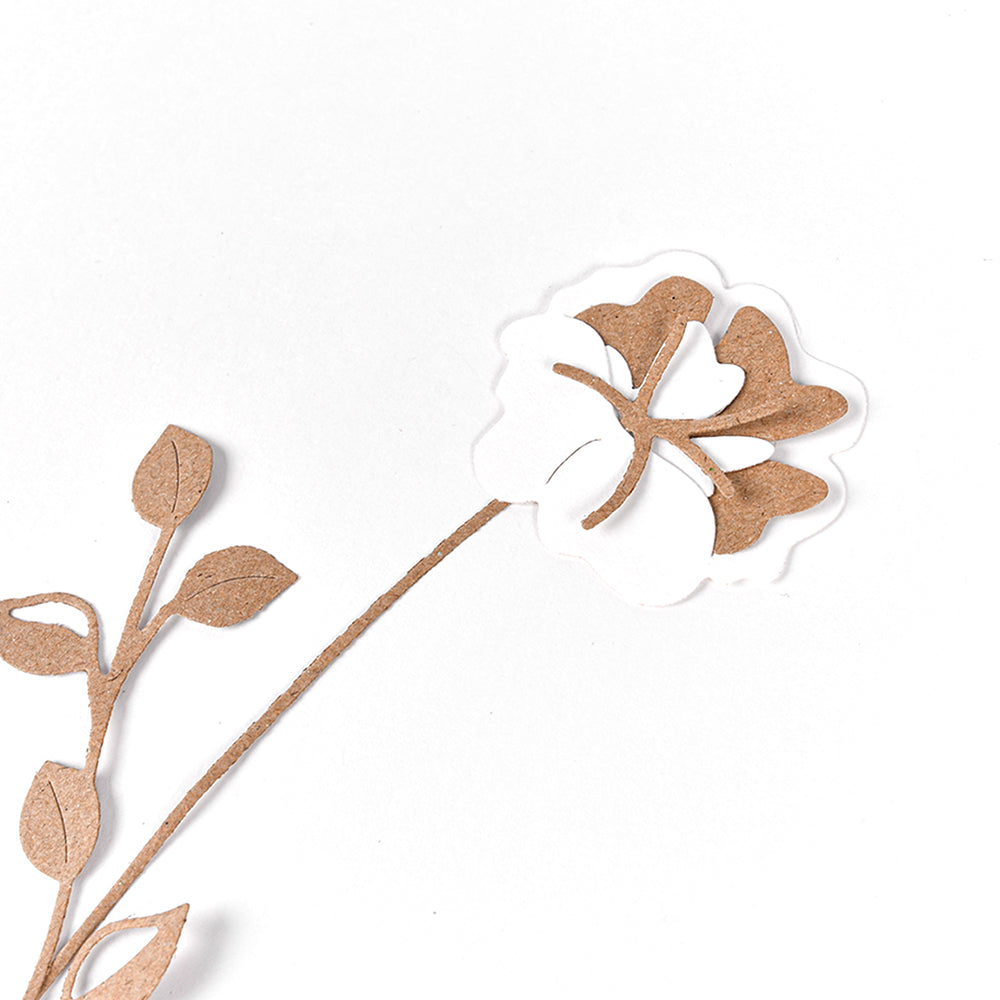 Eine mit der Alexandra Renke Stanzsysteme Motivstanze gestaltete Papierblume mit braunem Stiel und Blütenblättern auf weißem Hintergrund - ideal für Schichtblume 9 Projekte.