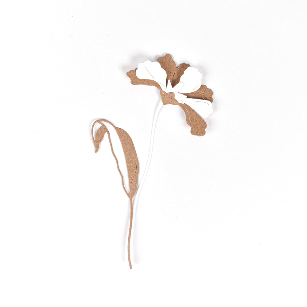 Minimalistische Blumenillustration mit braunem Stängel, Blatt, weißen und braunen Blütenblättern, inspiriert von Alexandra Renke's Motivstanze Die Schichtblume 10-ideal für kreative Stanzsysteme oder Designpapiere auf weißem Hintergrund.