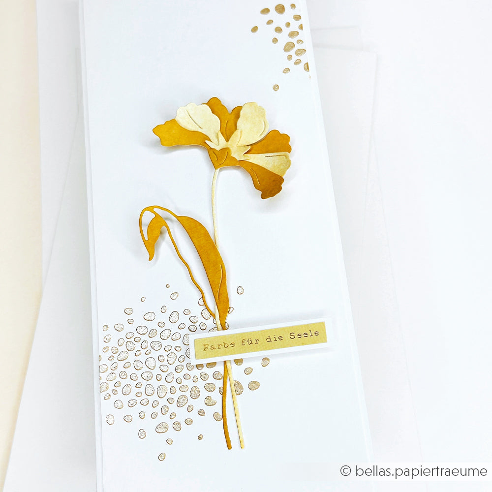 Weiße Karte von Alexandra Renke mit gepresster gelber Blüte, gepunkteten Goldakzenten, hergestellt mit Motivstanze Schichtblume 10 und hochwertigen Designpapieren; mit dem Aufdruck "Farbe für die Seele".
