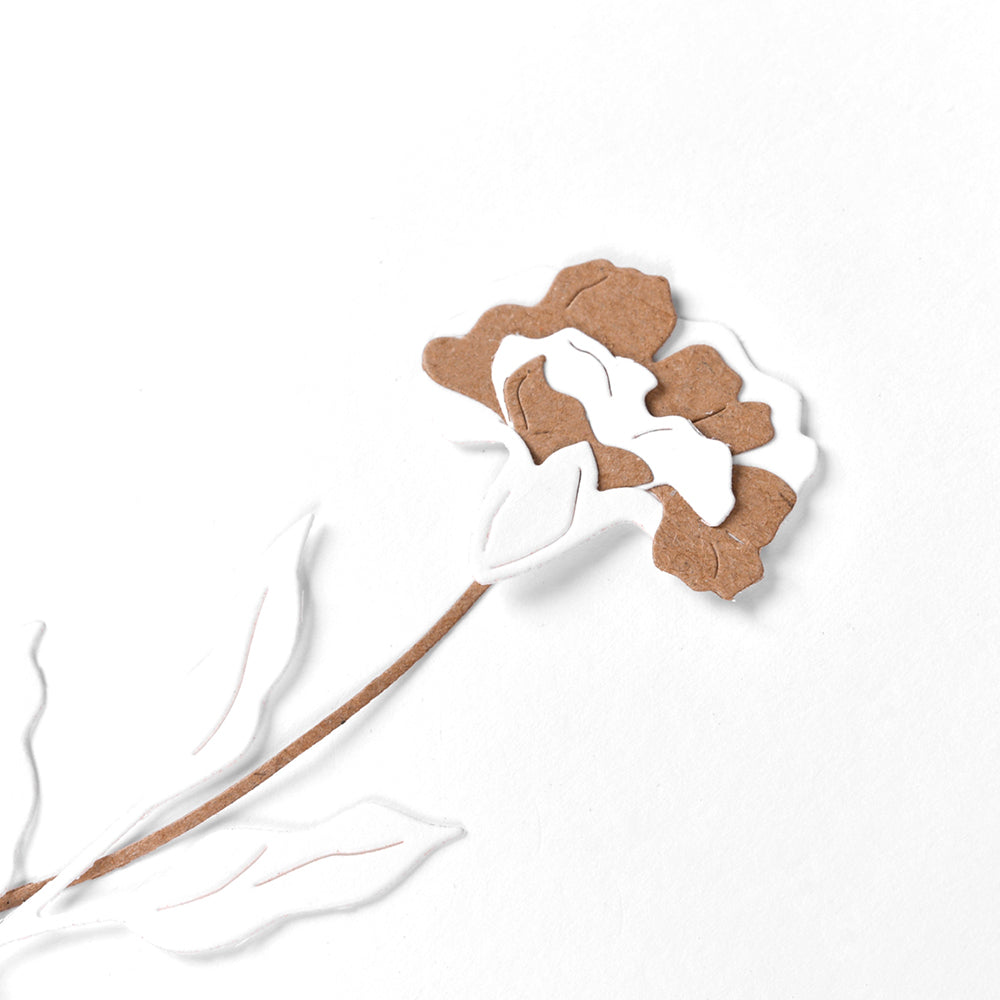Minimalistischer Scherenschnitt einer braun-weißen Blume mit Stiel und Blättern auf weißem Grund, hergestellt mit der Alexandra Renke Schichtblume 12 Motivstanze für präzise Details.