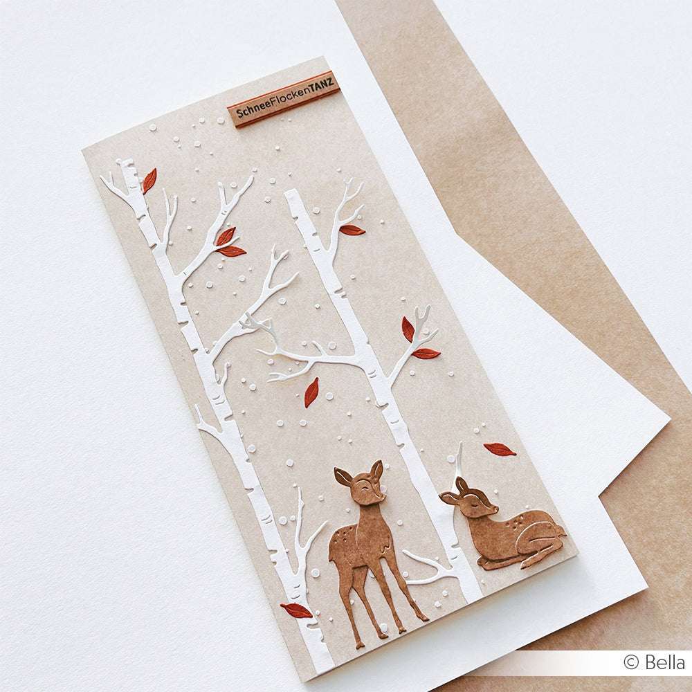 Handgefertigte Karte mit einem Reh, Birken (erstellt mit Alexandra Renke Motivstanze 3 Birken Set) und fallendem Schnee auf kraftvollem Hintergrund; mit passendem Umschlag.