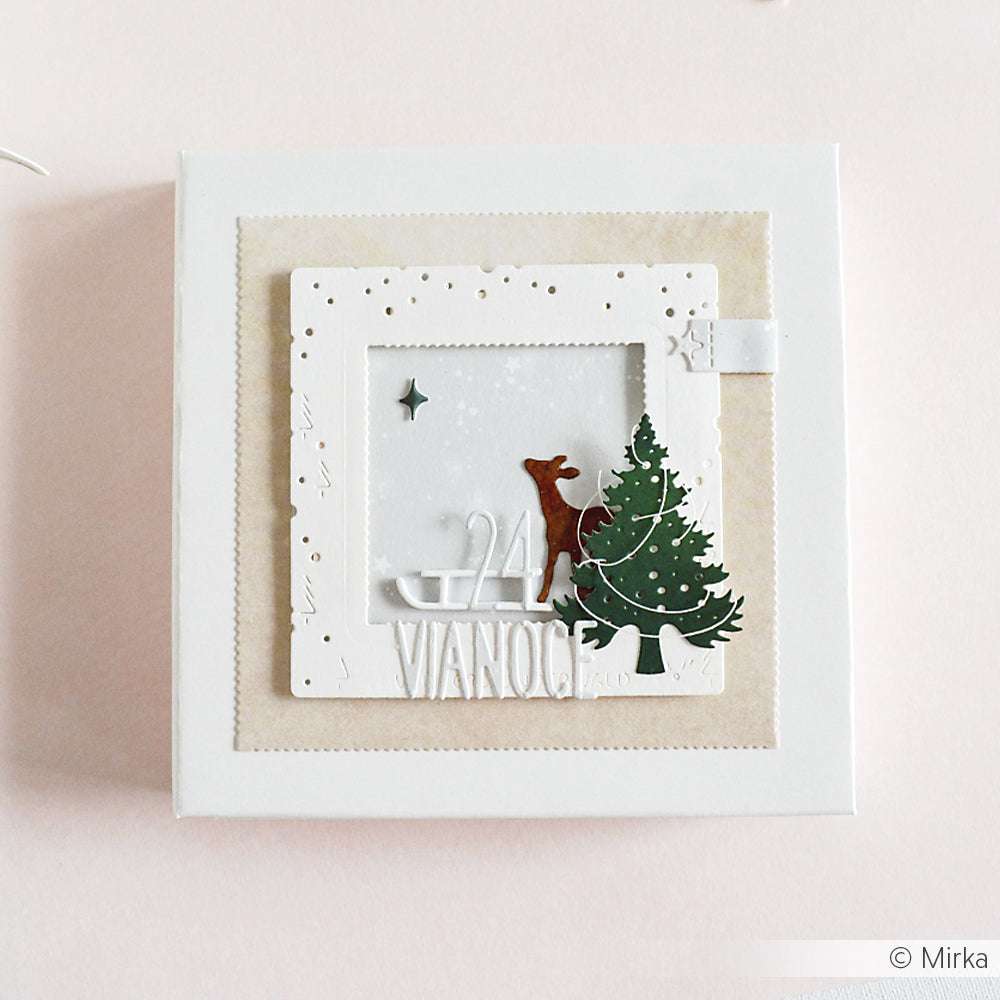 Handgemachte Weihnachtskarte von Alexandra Renke mit einem Rentier, einer geschmückten Tanne und einem Stern sowie dem Text "24 Vianoc" auf Weiß. Erstellt mit feinen Motivstanze DieCut Systemen für einen festlichen Look.
