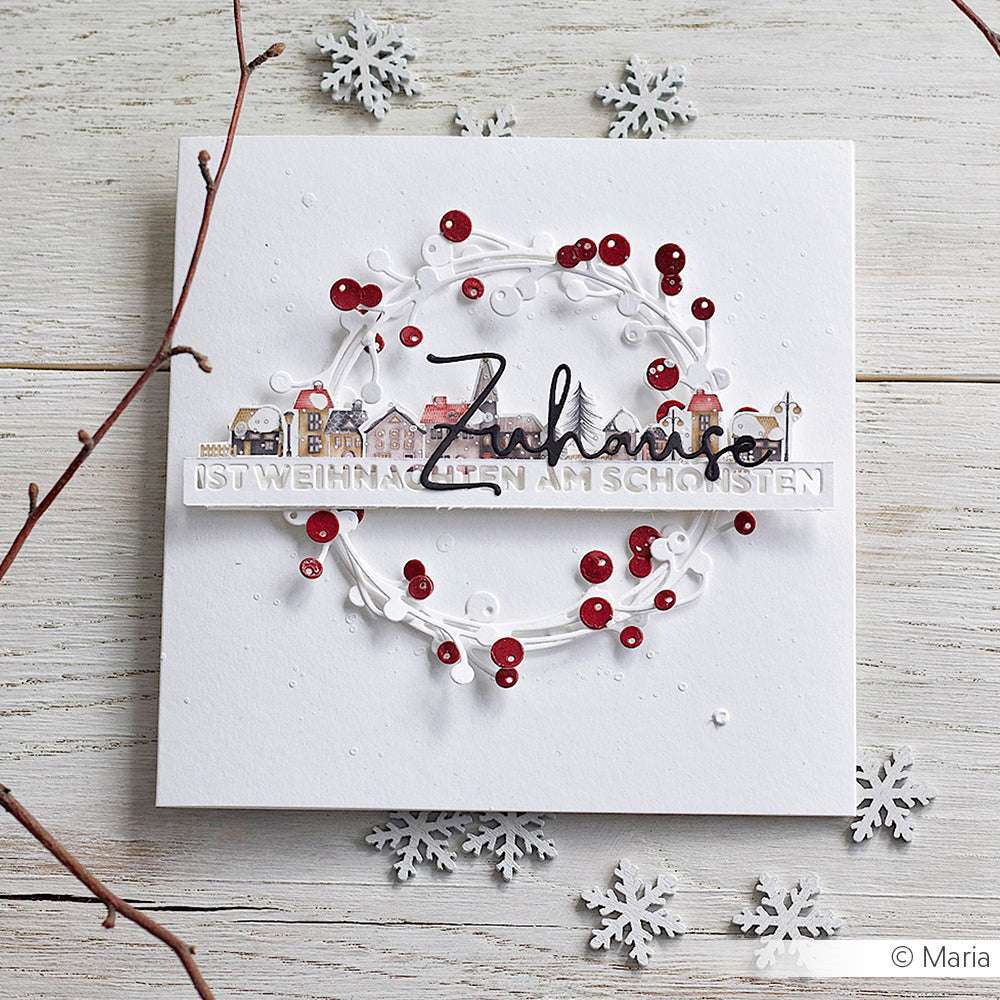 Eine handgefertigte Weihnachtskarte von Alexandra Renke, hergestellt mit Designpapieren, zeigt rote Beeren, ein Hausmotiv, deutschen Text auf weißem Holz und komplizierte Details, die mit den Motivstanze Großer Beerenkranz Dies hergestellt wurden.