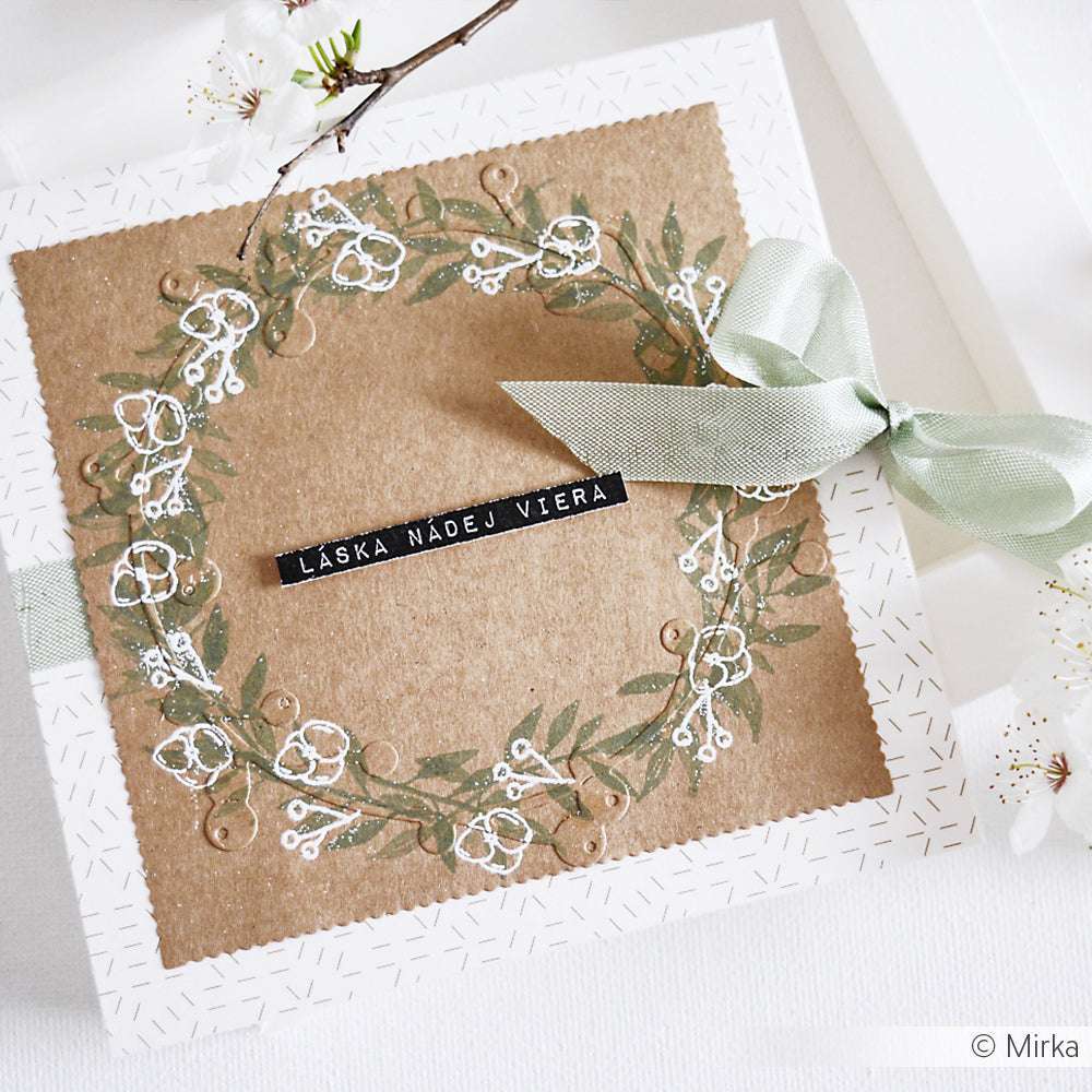 Handgefertigte Karte mit einem Blumenkranz, der mit der Alexandra Renke Motivstanze Großer Beerenkranz geschnitten wurde, verziert mit grünem Band und den slowakischen Worten LÁSKA NÁDEJ VIERA in der Mitte.