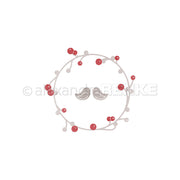 Ein schlichter Alexandra Renke Beerenkranz mit roten Beeren und zwei Vögeln in der Mitte, hergestellt mit DieCut Systemen, auf weißem Hintergrund.