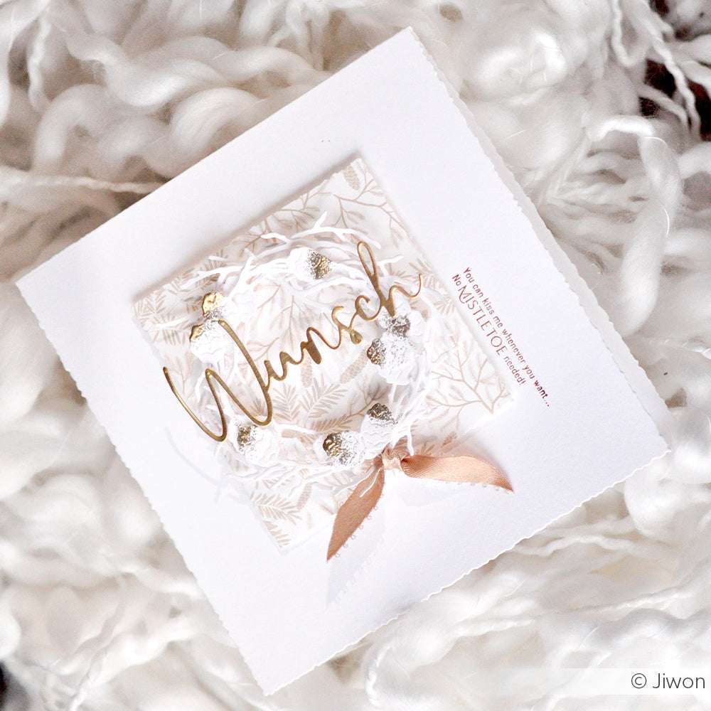 Eine dekorative Karte von Alexandra Renke mit dem Schriftzug "Wunsch" in Gold, verziert mit Bändern und Glitter auf einem strukturierten Hintergrund, hergestellt mit Designpapieren für ein elegantes Finish.