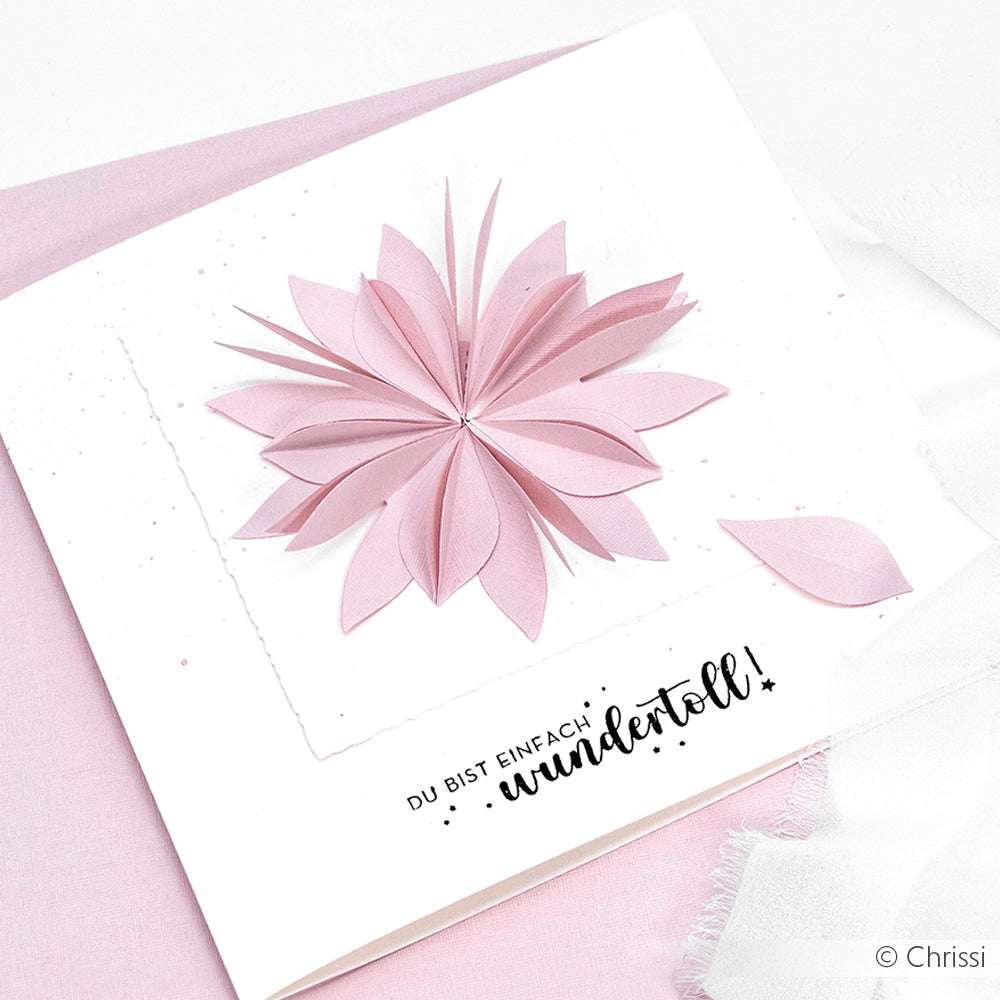 Eine handgefertigte Karte von Alexandra Renke mit einer rosafarbenen 3D-Papierblume, hergestellt mit Motivstanze Faltblume und Designpapieren, mit deutschem Text: Du bist einfach wundervoll!.