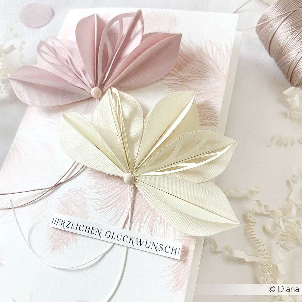 Handgefertigte Karte von Alexandra Renke mit zwei 3D-Origami-Blumen aus der Motivstanze Faltblume 5 und hochwertigen Designpapieren. Auf dem Etikett steht "Herzlichen Glückwunsch!".