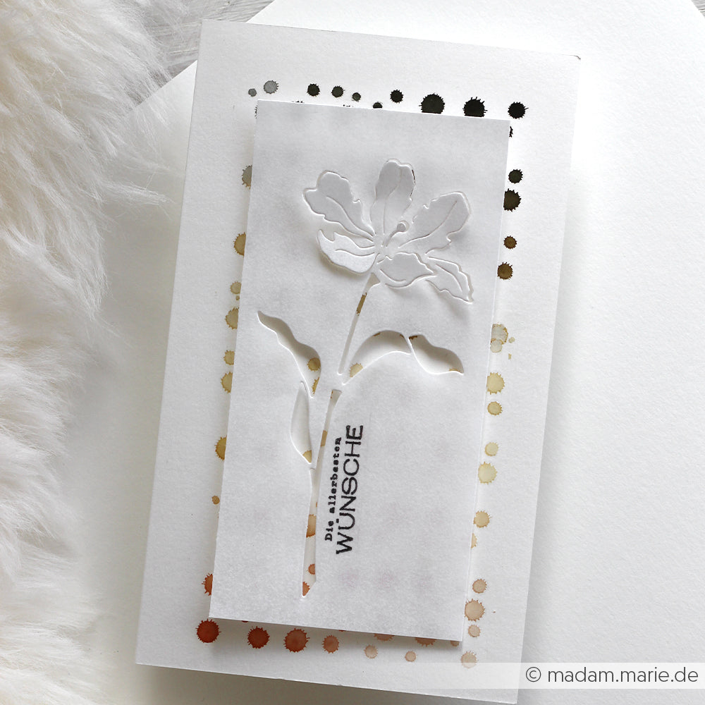 Weiße Grußkarte von Alexandra Renke mit einer Motivstanze Negativ-Blume zum Ausschneiden, deutschem Text "Die liebsten Wünsche" und gepunktetem Designpapiere-Hintergrund.