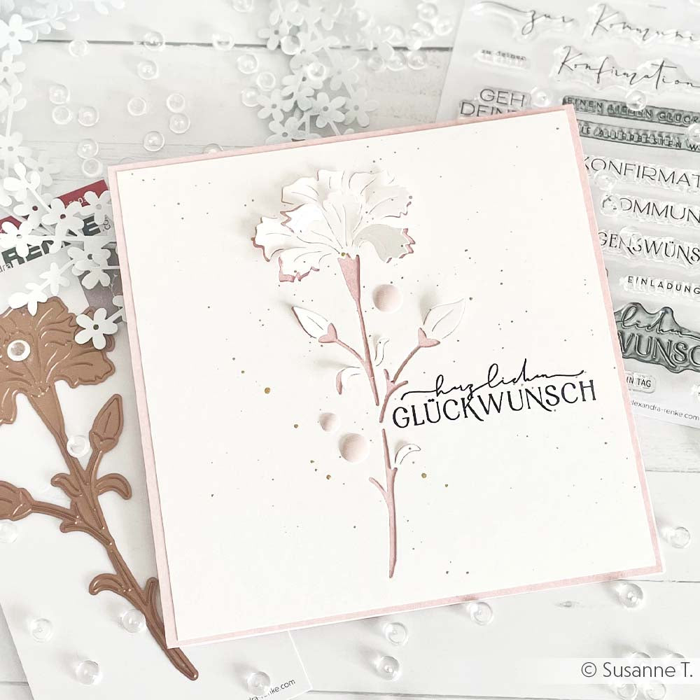 Quadratische Grußkarte von Alexandra Renke mit einer zarten Blume aus Motivstanze Negativ-Blume 6 und "Herzlichen Glückwunsch" in schwarzer Schrift auf weißem Hintergrund.
