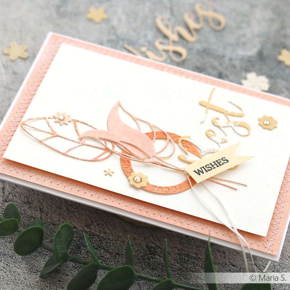 Handgefertigte Karte mit geschichteten Papierblättern, hergestellt mit Alexandra Renke Designpapieren und dem Motivstanze Blätter Trio, mit pfirsich- und cremefarbenen Blumen und einem Wunschbanner.