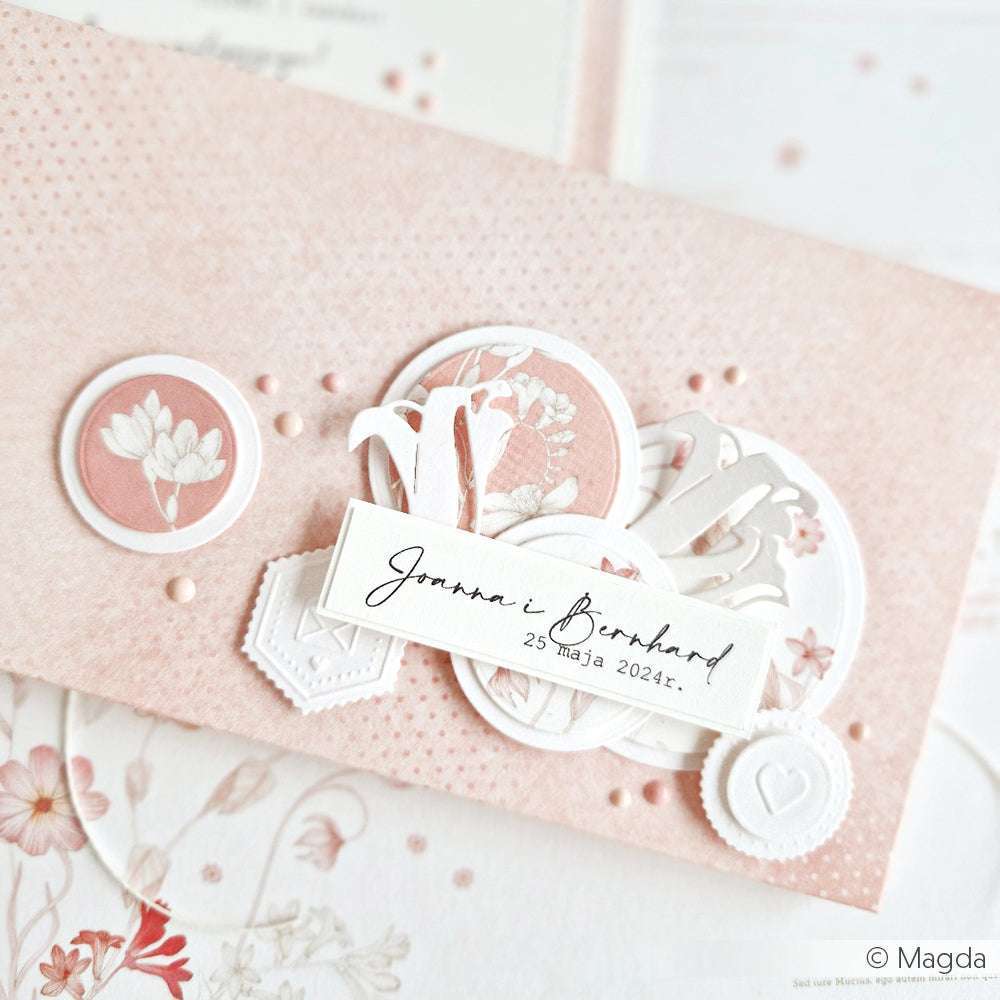 Elegante rosa-weiße Hochzeitseinladung mit Blumen von Alexandra Renke, mit geprägten Details, Text in Schreibschrift und zarten Akzenten, die mit Stanzen für Designpapiere hergestellt wurden.