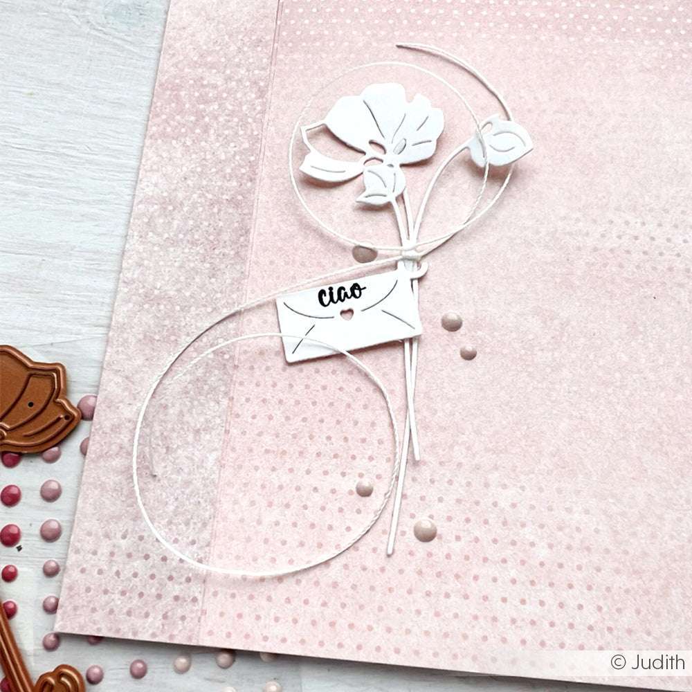 Minimalistische Grußkarte von Alexandra Renke mit einer weißen Blume aus der Motivstanze Prunkblüte, einem "Ciao"-Umschlag und einem rosa gepunkteten Hintergrund - ideal für Fans von einzigartigen Designpapieren und DieCut Systemen.