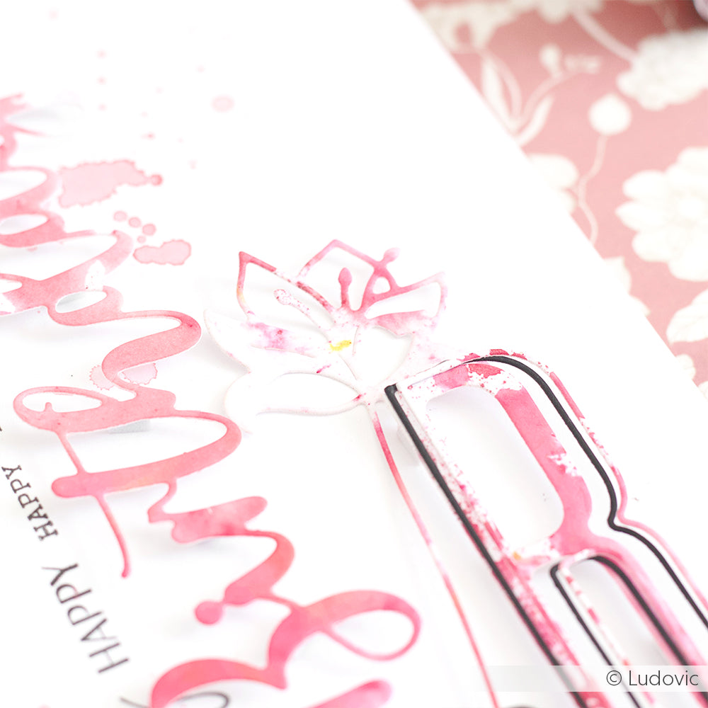 Rosa Aquarell-Blumenmuster mit dem Text "Happy" und einer Blumenillustration auf weißem und rosa Designpapier von Alexandra Renke, perfekt für Ihr nächstes Projekt.