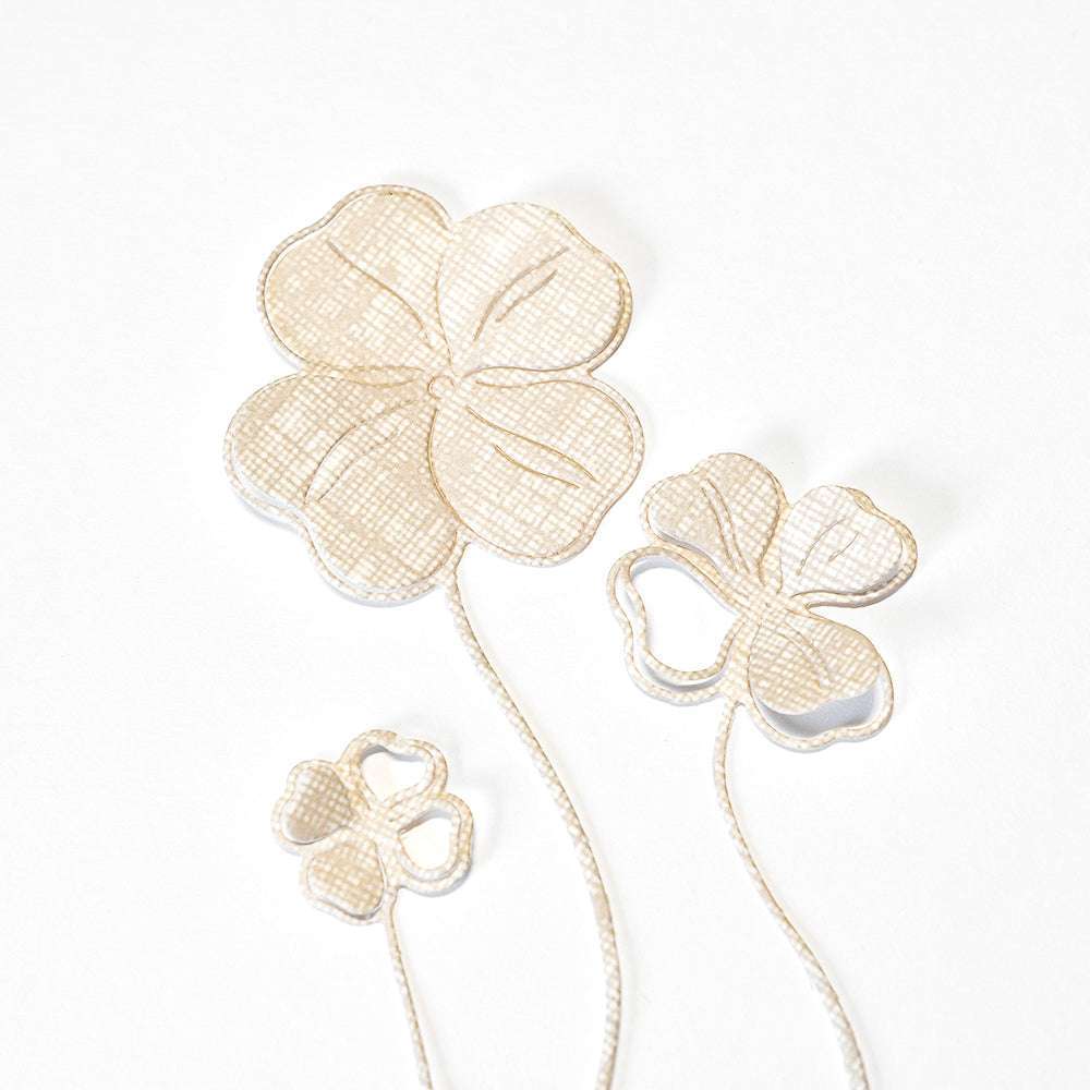 Drei zarte, goldumrandete Blumenformen mit strukturierten Blütenblättern auf Weiß, ideal für Bastelfreunde mit Alexandra Renke Motivstanze Glücksklee Trio oder anderen Stanzen für Papier und Dies für Stanzsysteme.